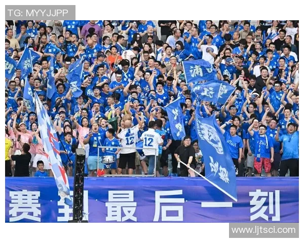 球迷在看台上表白成功，现场掌声雷动